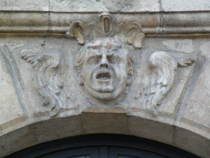  Mascaron